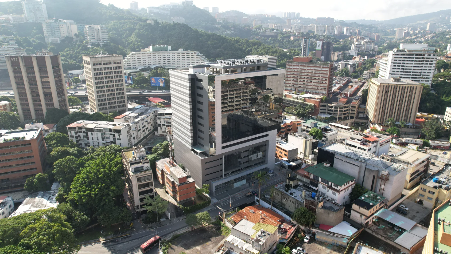 Vista aérea de Torre 302 y Las Mercedes
