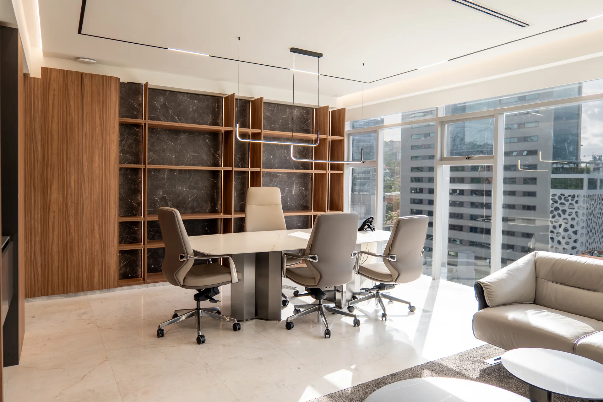 Interior de oficina en Torre 302, con acabados en madera y amplios ventanales