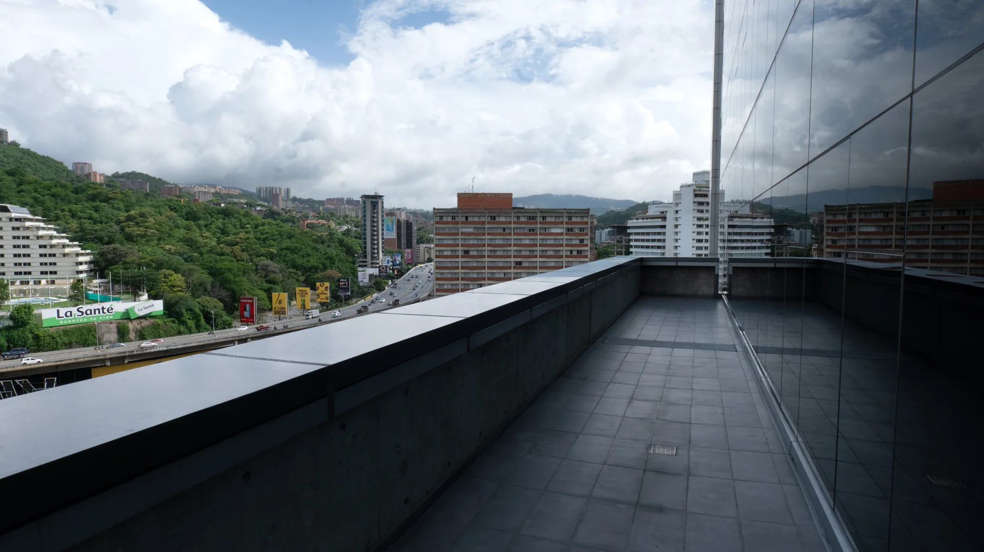 Terraza de Torre 302 con vista a Caracas
