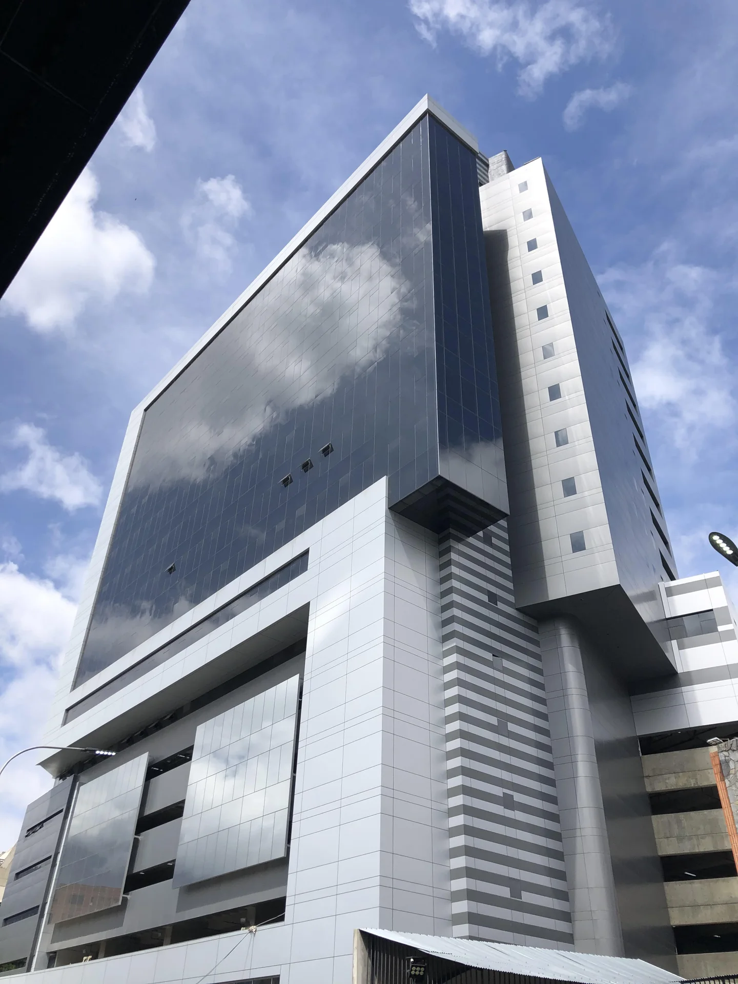 Fachada de Torre 302 frente al paisaje de Caracas