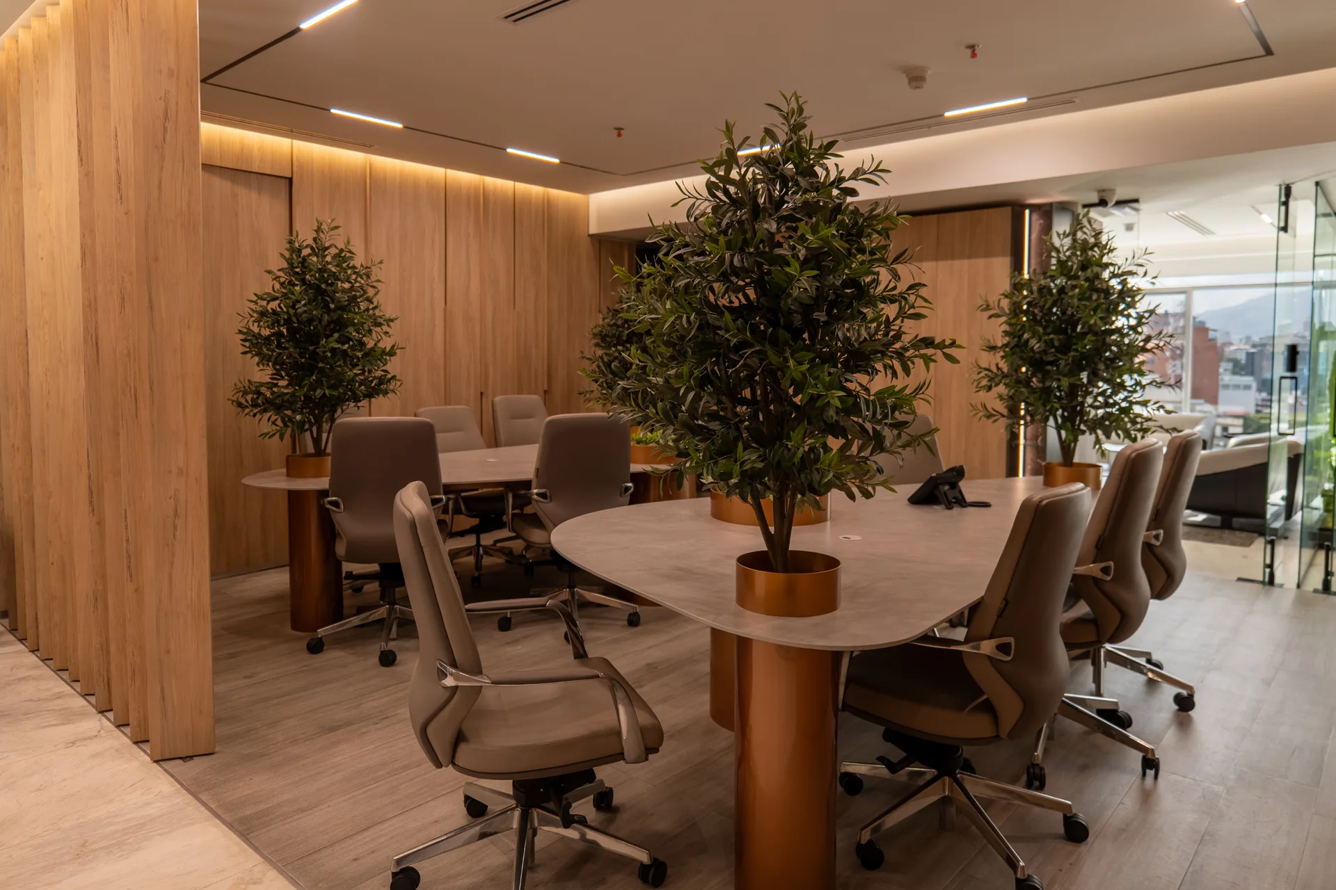 Área de trabajo con acabados en madera y vegetación